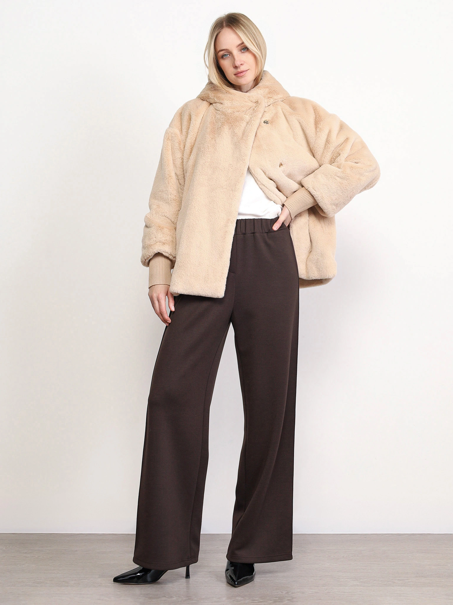 Куртка бежевого цвета с капюшоном